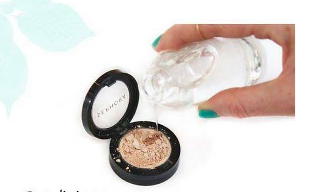 O álcool ajuda a compactar as sombras novamente (Foto: Reprodução)
